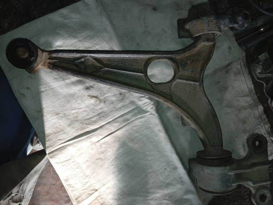 Продам ричаги на Пежо 807.