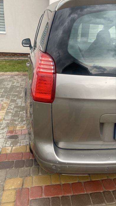 Автомобіль пежо 5008