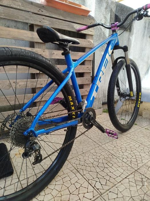 Trek Marlin 6 (Tamanho M/L) – Muito Estimada + Extras (Maxxis Hookworm)