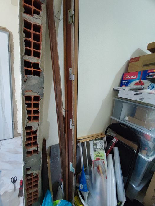 Porta de entrada de madeira maciça e triplo trinco completa