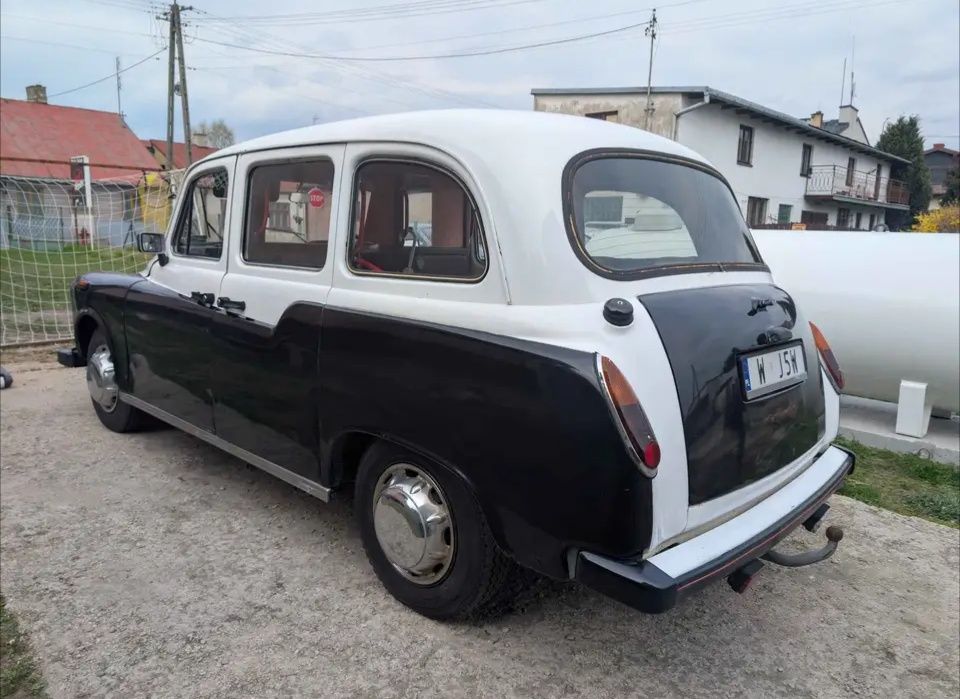 Carbodies London taxi  /pl rej 1996