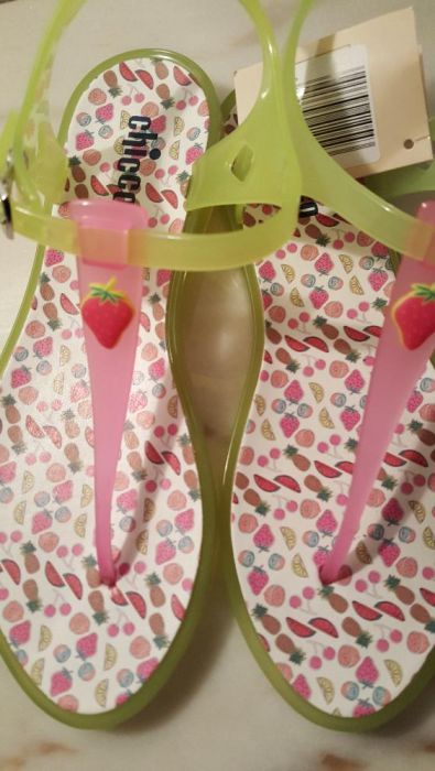 sandalias com motivos de morango