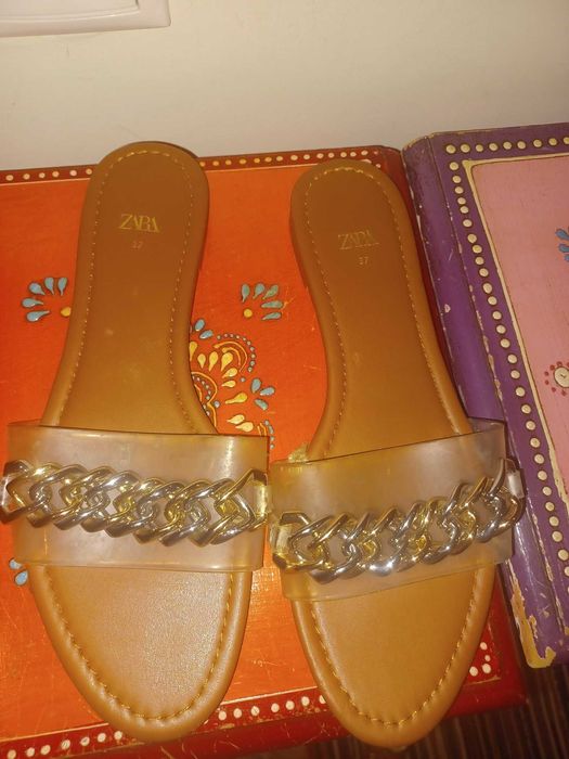 Chinelas da Zara