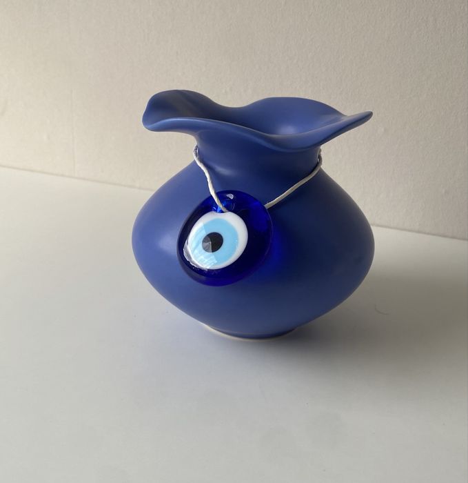 wazon w błękitnym kolorze z okiem proroka