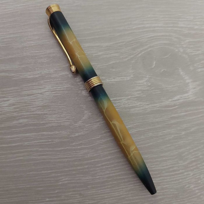 Ручка зроблена під бурштин