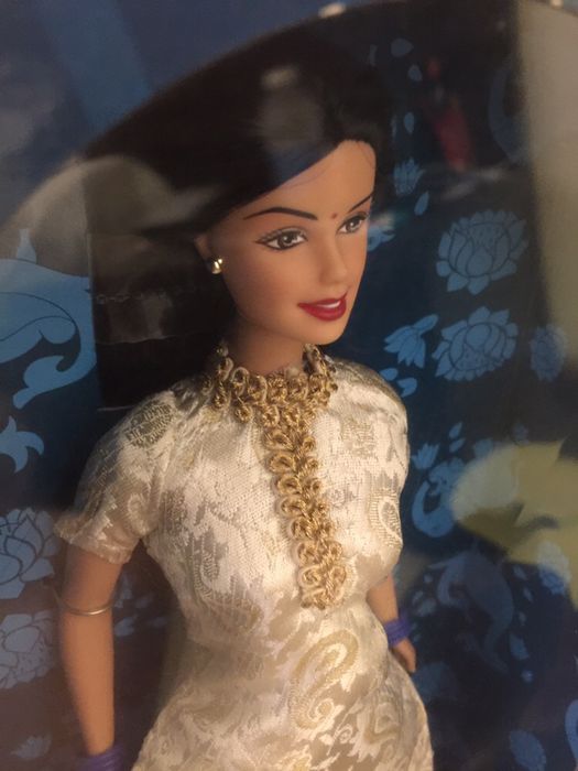 Barbie Índia - visits Ajanta Caves