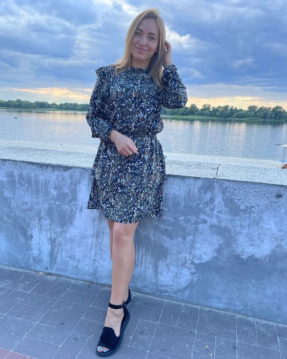 Розмір 42-44, ціна 300 грн, на шортах замок! На спині поясок!