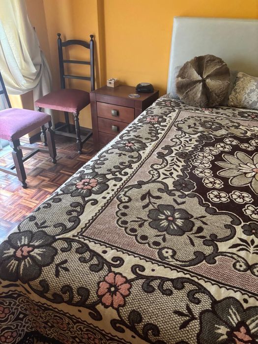 Cama de Casal Completa com Arrumação e Colchão – Excelente Estado
