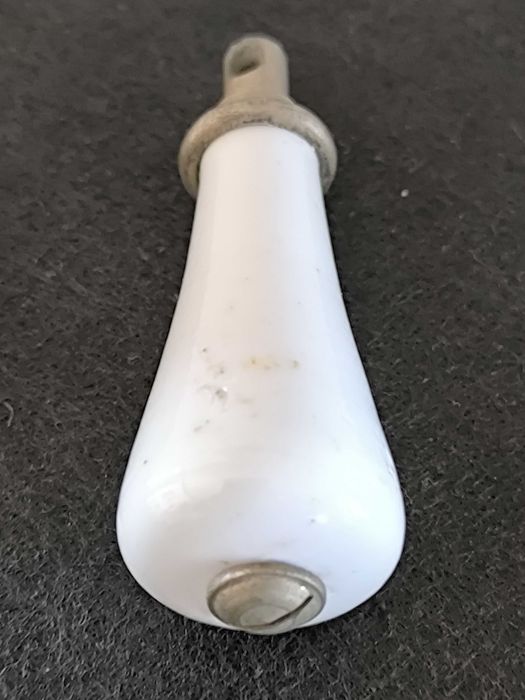 Antigo puxador de autoclismo em porcelana e metal