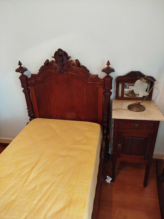 Cama de solteiro com colchão ortopedico e mesa de cabeceira secilo XIX