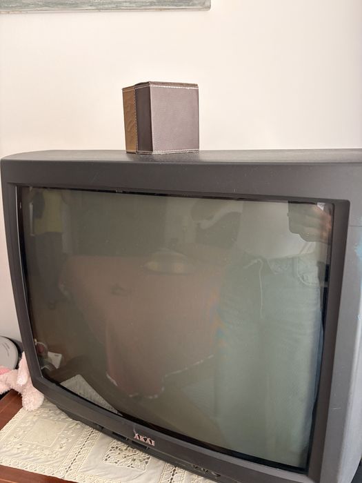 Televisão AKAI com comando