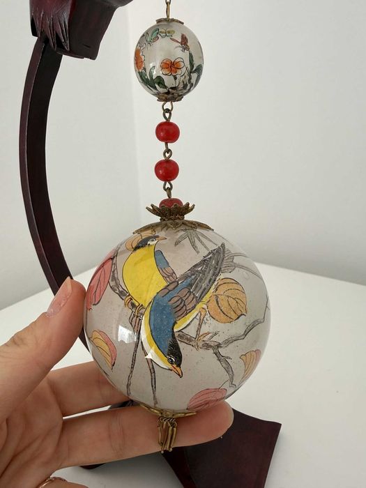 Bola chinesa de vidro pintada por dentro