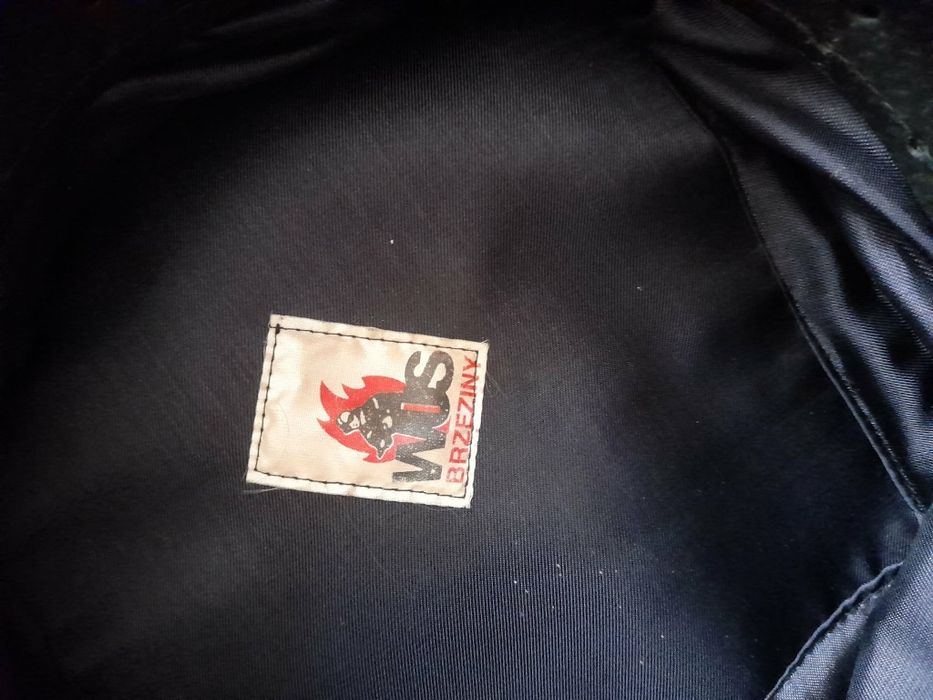 Koc gaśniczy i dwie czapki strażackie