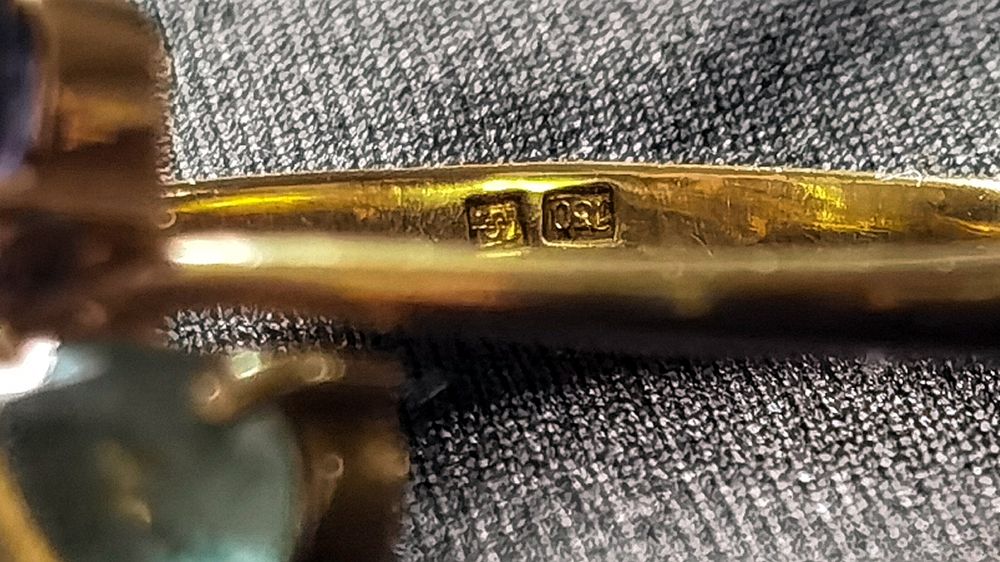 Anel em ouro com pedras preciosas