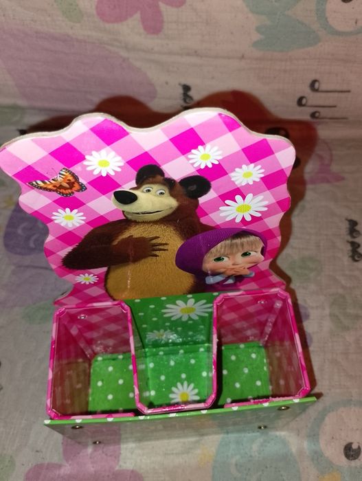 Pojemnik na przybory szkolne.