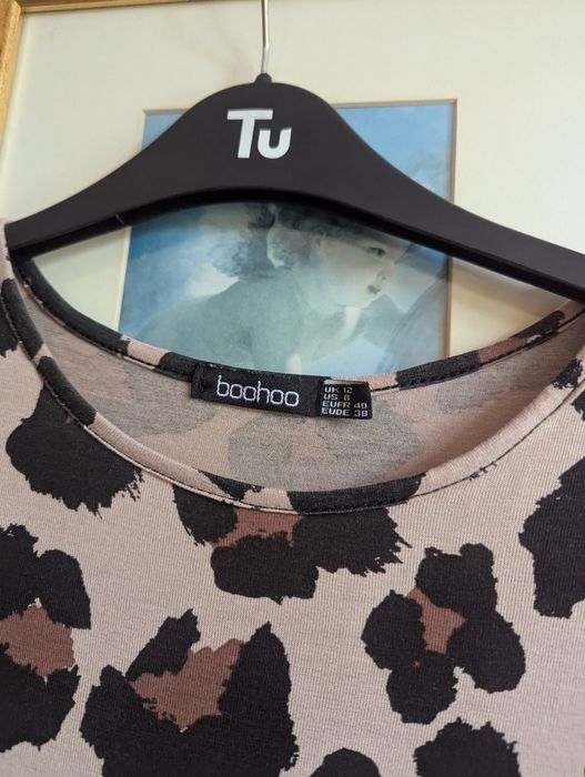 Sukienka w panterkę Boohoo