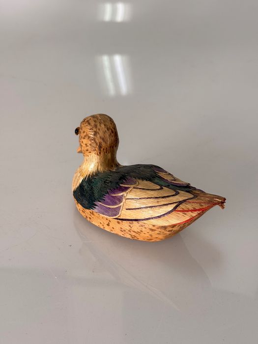 Miniatura de pato-real feita em palha vegetal