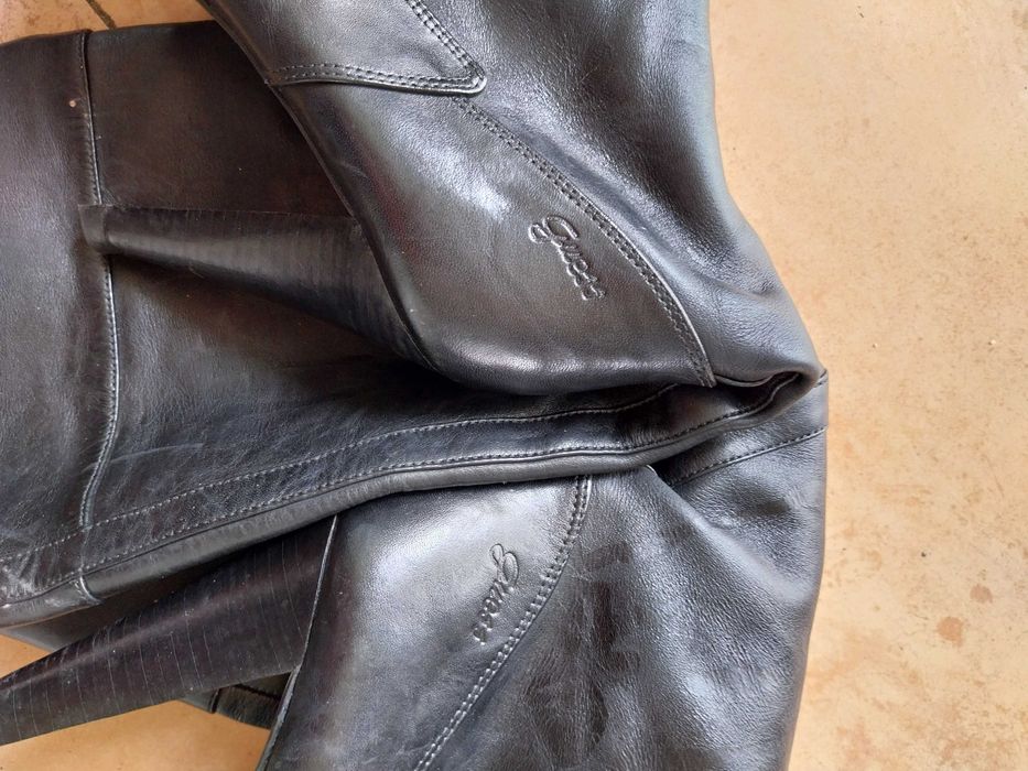 Botas pretas da Gess tamanho verdadeiro