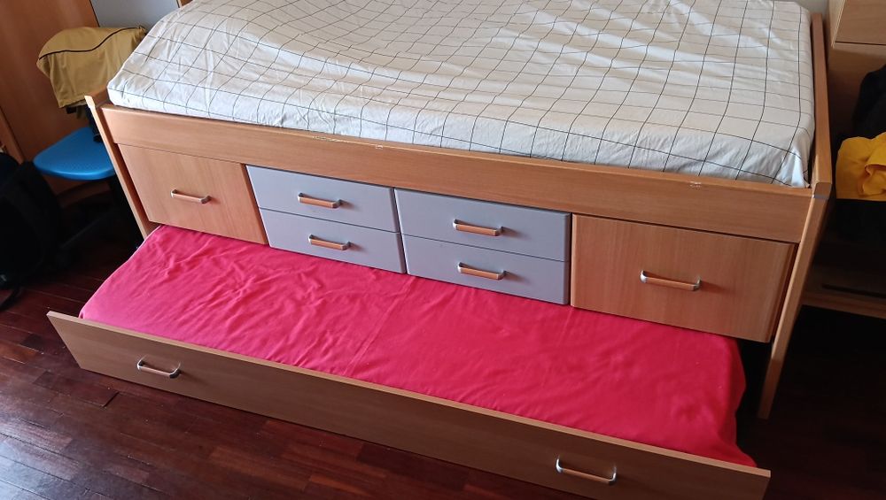 Cama e roupeiro de solteiro