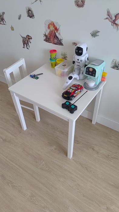 Mesa e cadeira de criança