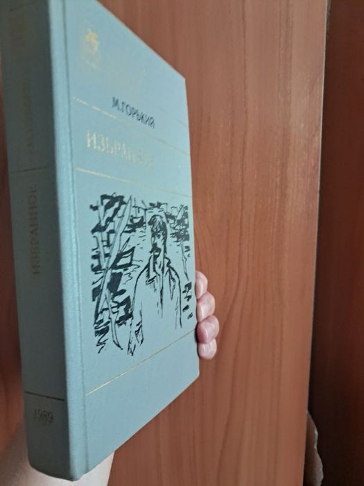 Книги на продаж.