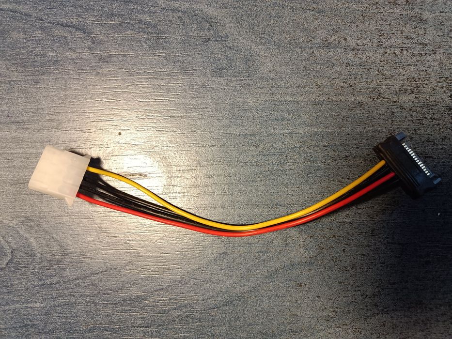 Різні конектори підключення для системного блоку.