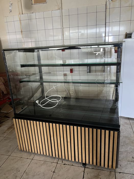 Witryna cukiernicza Igloo Cube neutralna bez chlodzenia