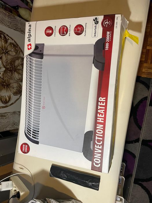 Espelho em pele preta sintética e outros itens para desocupar