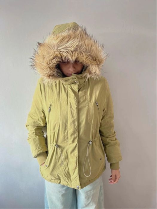Casaco Inverno com pelo no gorro destacável