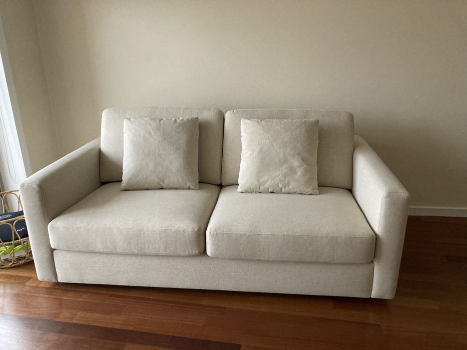 Sofá 2 lugares e puff com arrumacão