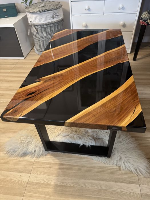 Stolik kawowy z zywicą