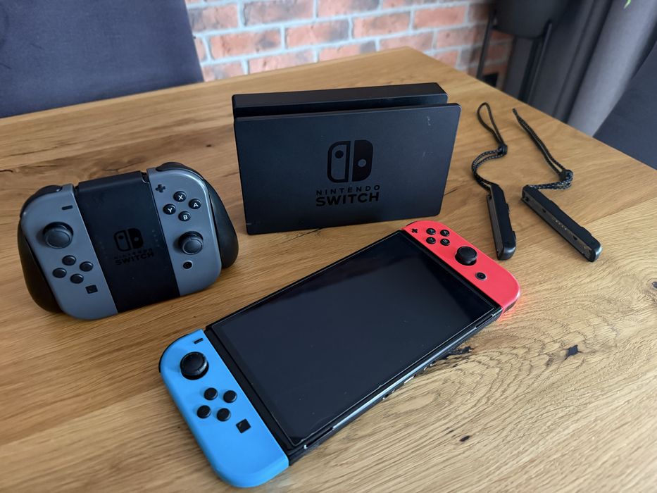 Konsola Nintendo Switch + 4 Pady + Ładowarka + Etui (Czytaj opis)