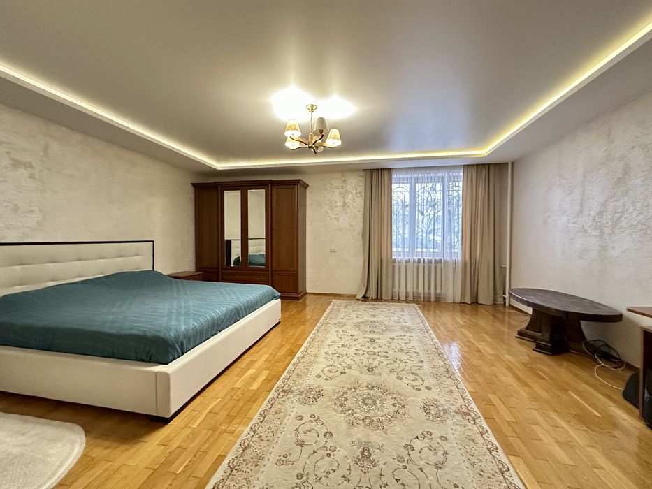 Продаж Будинок з гаражем  на 22 сотках з надвірними будівлями