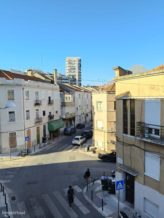 Apartamento T2 renovado pronto a estrear em Beato, a 500 metros do met