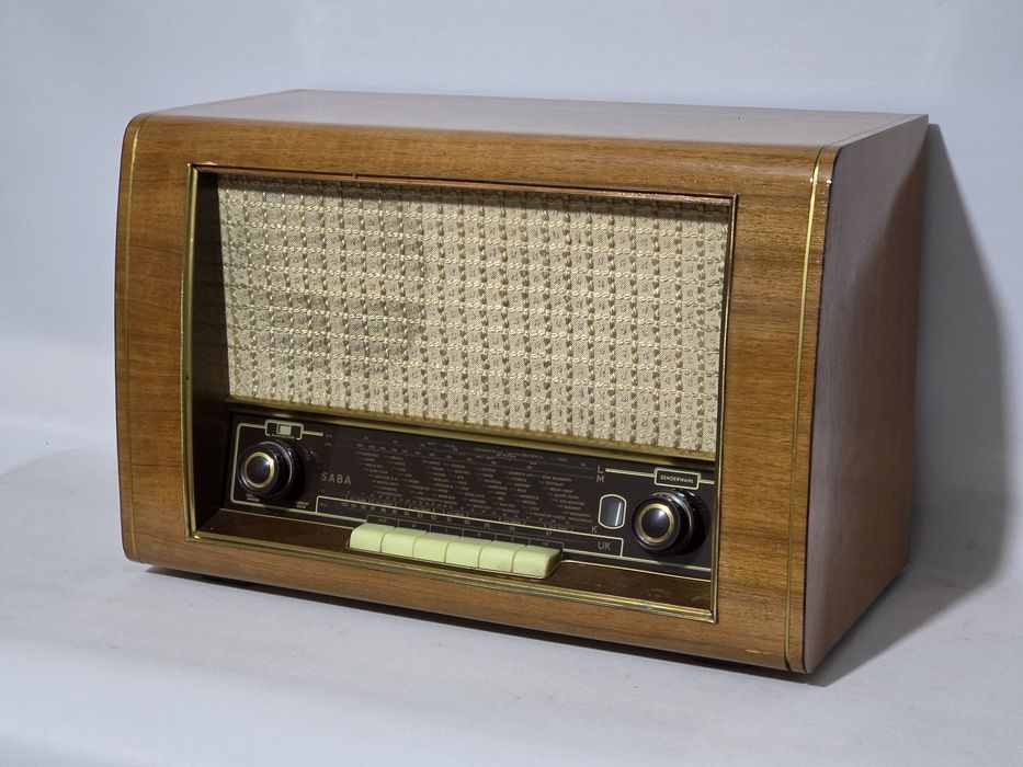 Rádio antigo reparado SABA