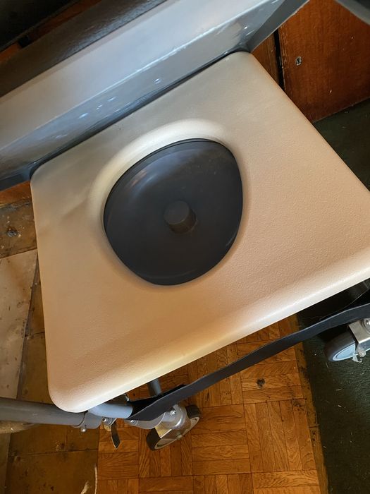 Wózek inwalidzki z toaletą