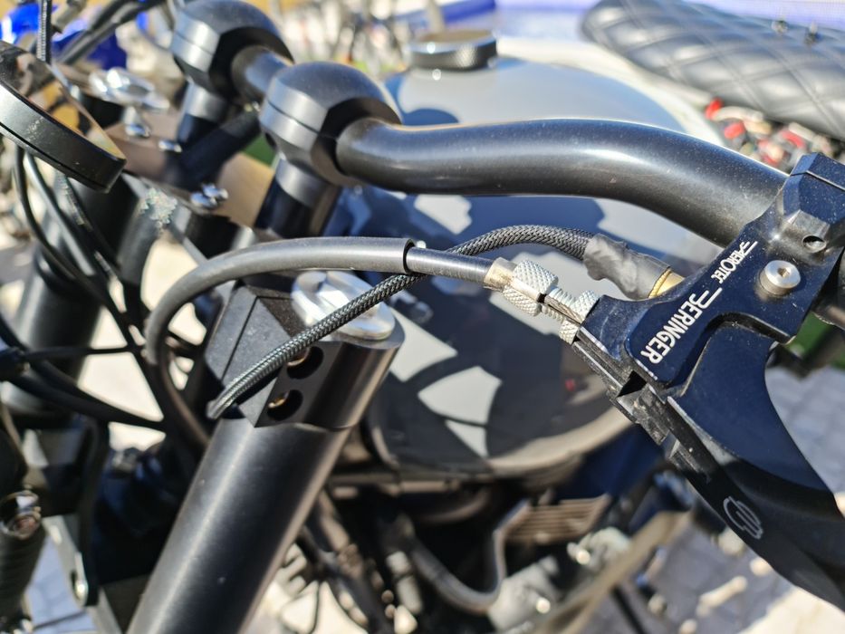 Triumph Bonneville T100 - única