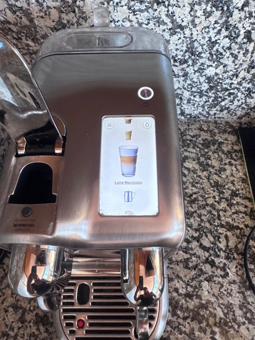 Máquina de Café Nespresso Lattissima Pro EN750.MB – Excelente Estado
