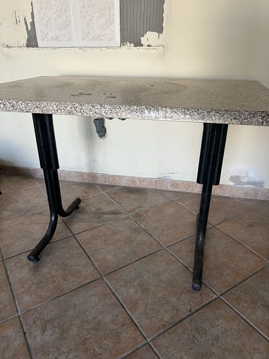 Mesa com tampo em granito/pedra e pés metálicos – 110 x 70 cm
