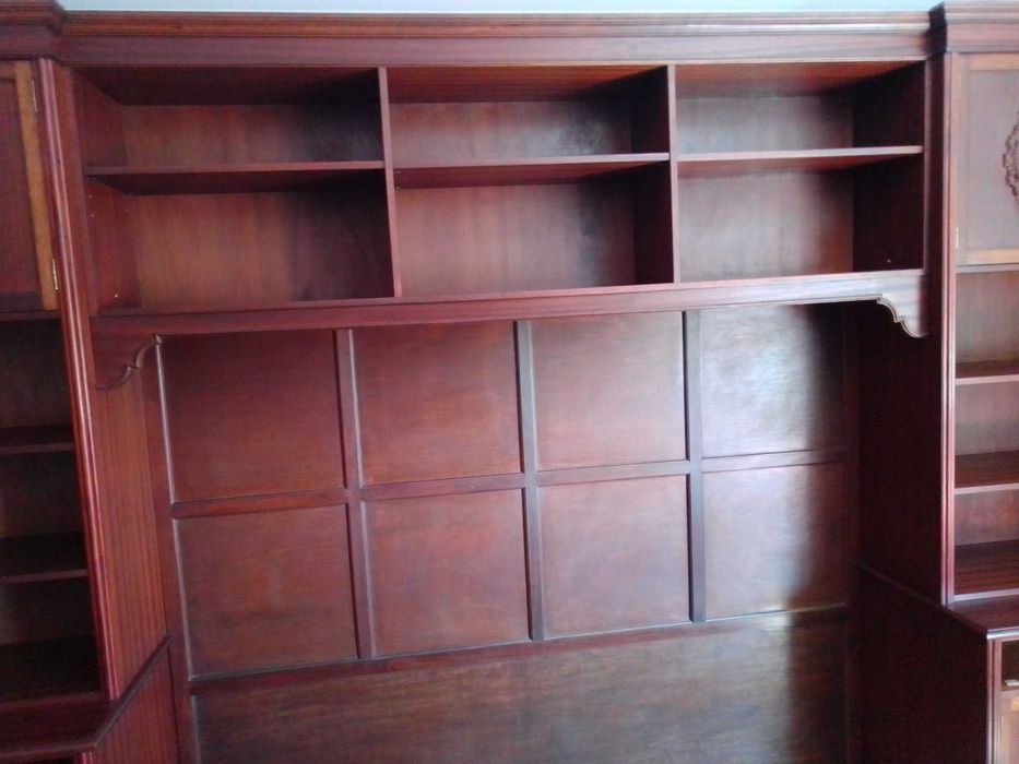 Móvel estante de sala em cor mogno.