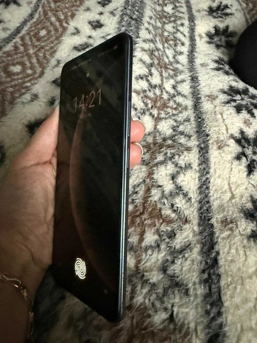 Продам телефон Realme 8