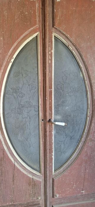 Porta de 2 folhas em Madeira , vidros trabalhados