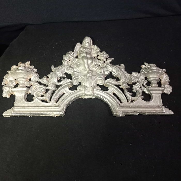 Cebeceira de cama antiga em metal