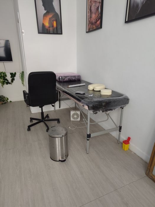 Sala para tatuagens com marquesa