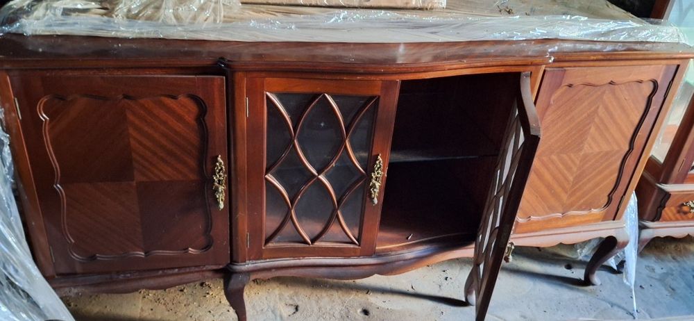 Cristaleira com 2 aparadores