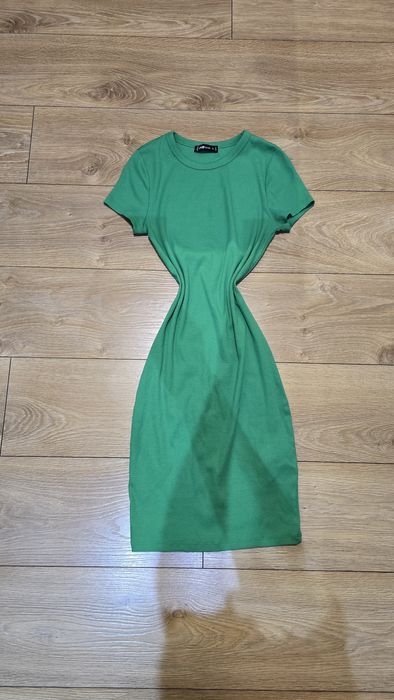 Zielona sukienka bawełniana.