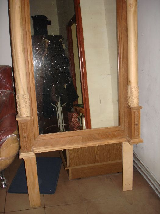 Lustro oprawione drewnem