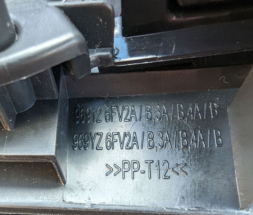 Підстаканник для Nissan X-trail T32, Rogue T32, Qashqai j11. Оригінал.