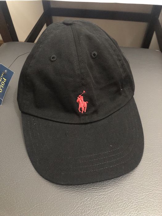 Bone preto com simbolo vermelho