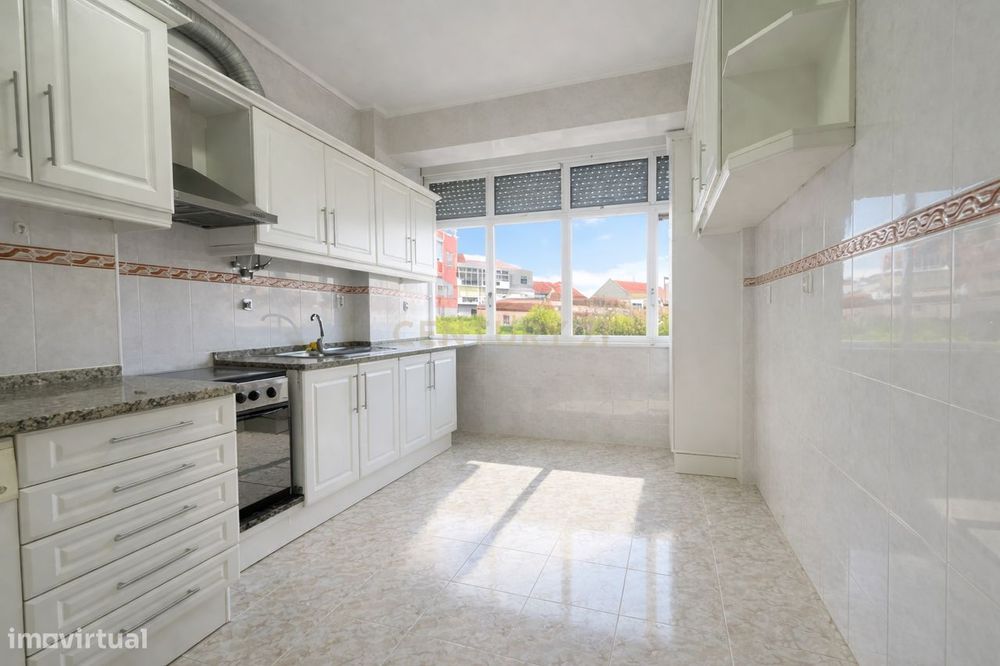 Apartamento T2 com Marquise e Excelente Potencial | Damaia de Cima – A — Águas Livres, Lisboa